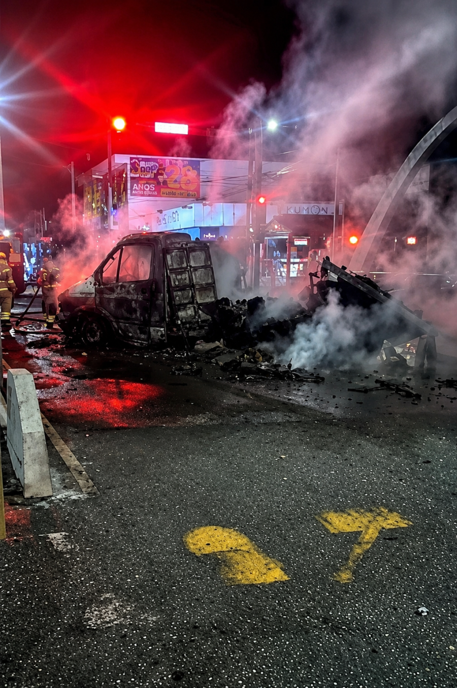 Caminhão de pequeno porte é destruído por incêndio após acidente em cruzamento de Campos