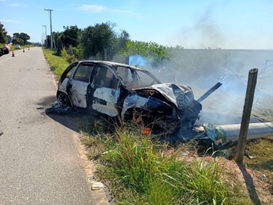 Colisão seguida de incêndio deixa homem e criança mortos na estrada de Barra do Furado, em Quissamã