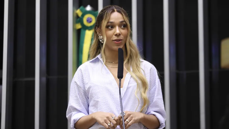 PEC que acaba com a escala 6x1 chega à CCJ, e governo Lula emplaca aliado na relatoria