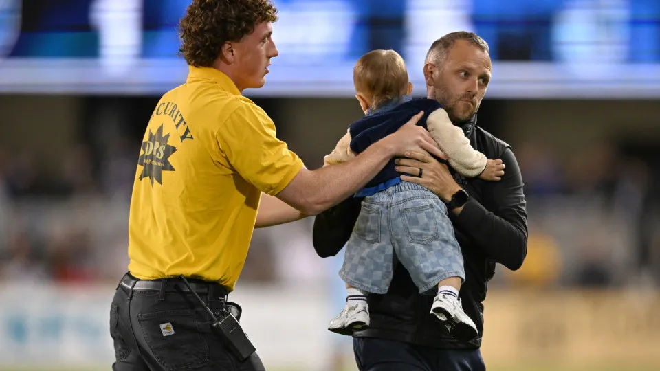 Partida de futebol é interrompida após bebê 'invadir' o campo