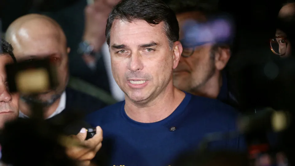 Após faltar a debate, Flávio Bolsonaro destaca ausência de Lula e diz querer debater com ele