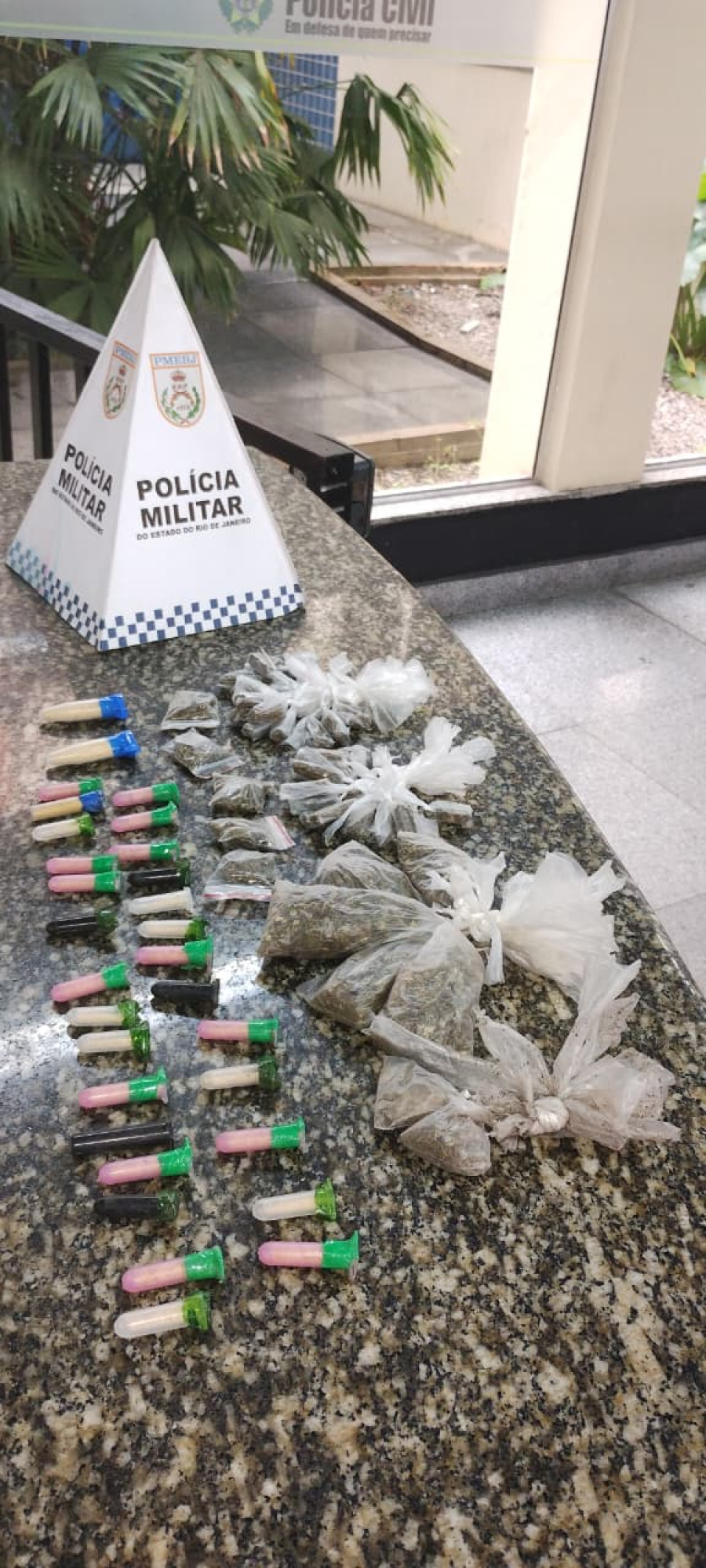 PM apreende maconha e cocaína durante ação em Ponta da Lama, em Campos