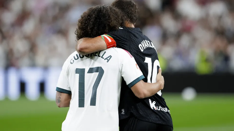 Cucurella transforma homenagem em gesto emocionante com Oyarzabal