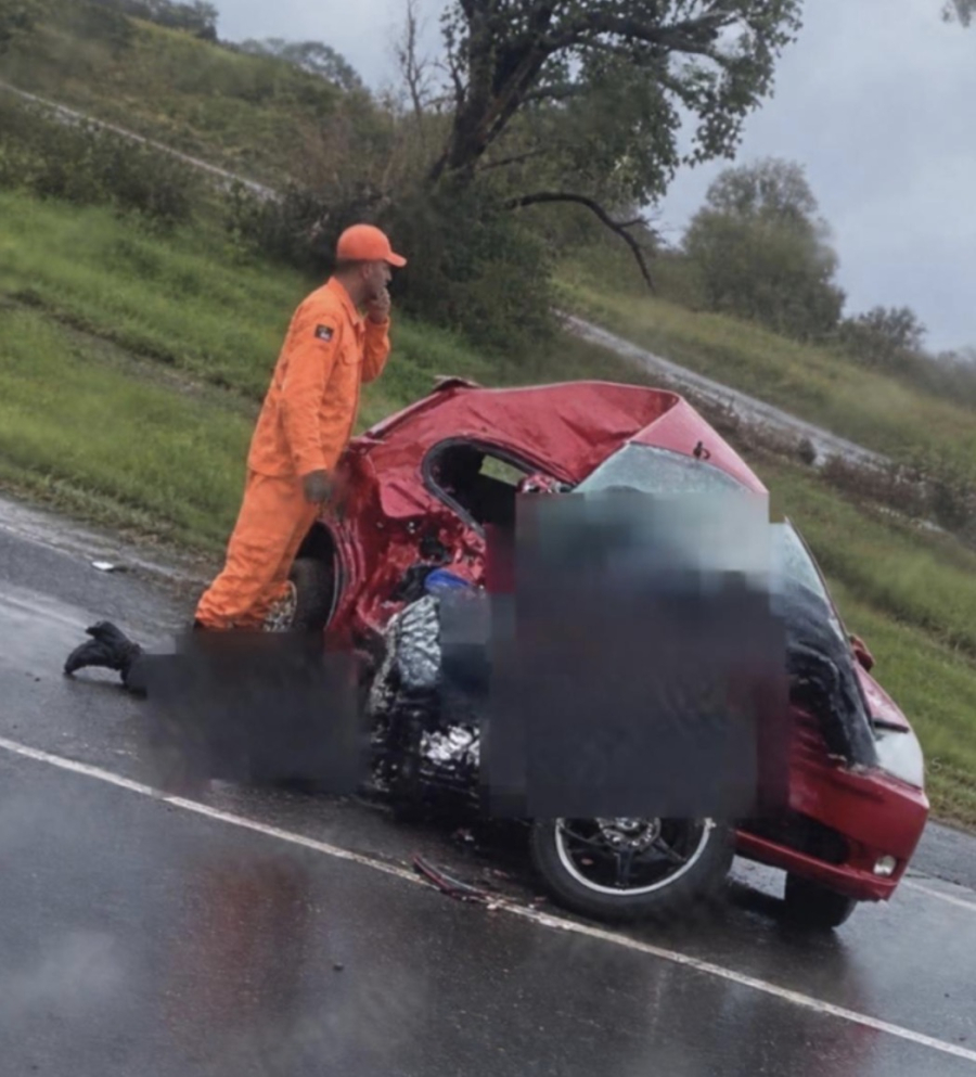Motociclista morre e mulher fica gravemente ferida em acidente na BR-101, em Campos