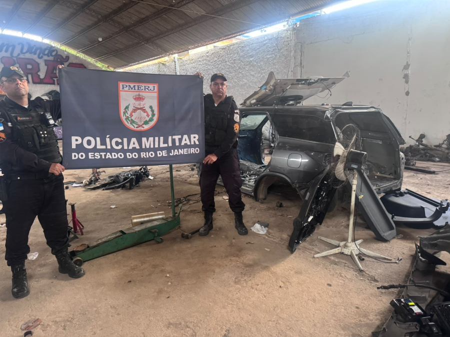 Polícia localiza carcaças e peças de veículos furtados em possível ponto de desmanche