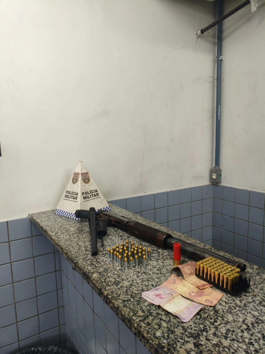 Polícia apreende armas e munições em residência abandonada usada para guardar material ilícito