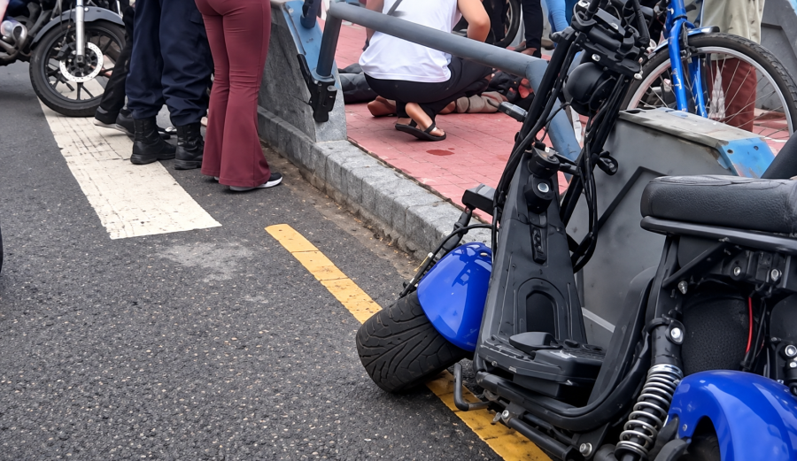 Jovem fica ferido em acidente entre carro e scooter no Centro de Campos