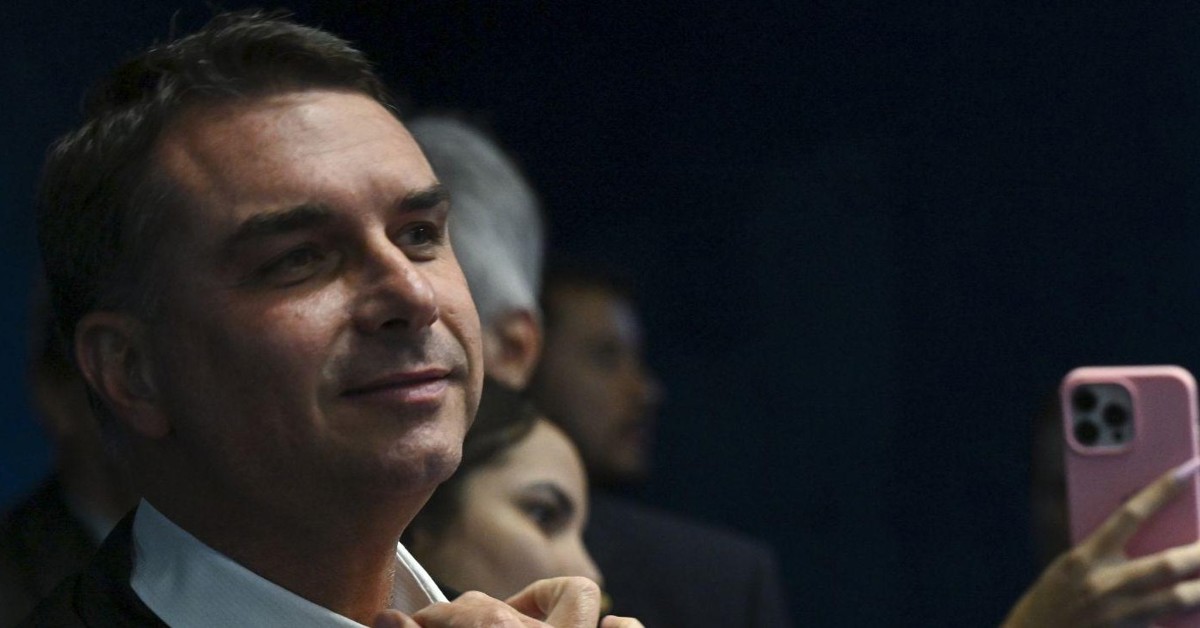 Lula aciona TSE por possível financiamento dos EUA a Flávio Bolsonaro