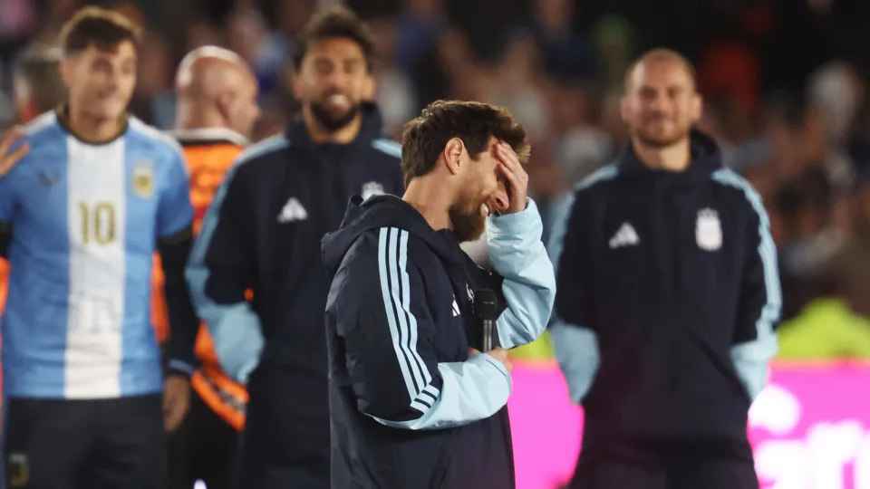 Messi dá adeus à Argentina sob lágrimas e festa no Monumental