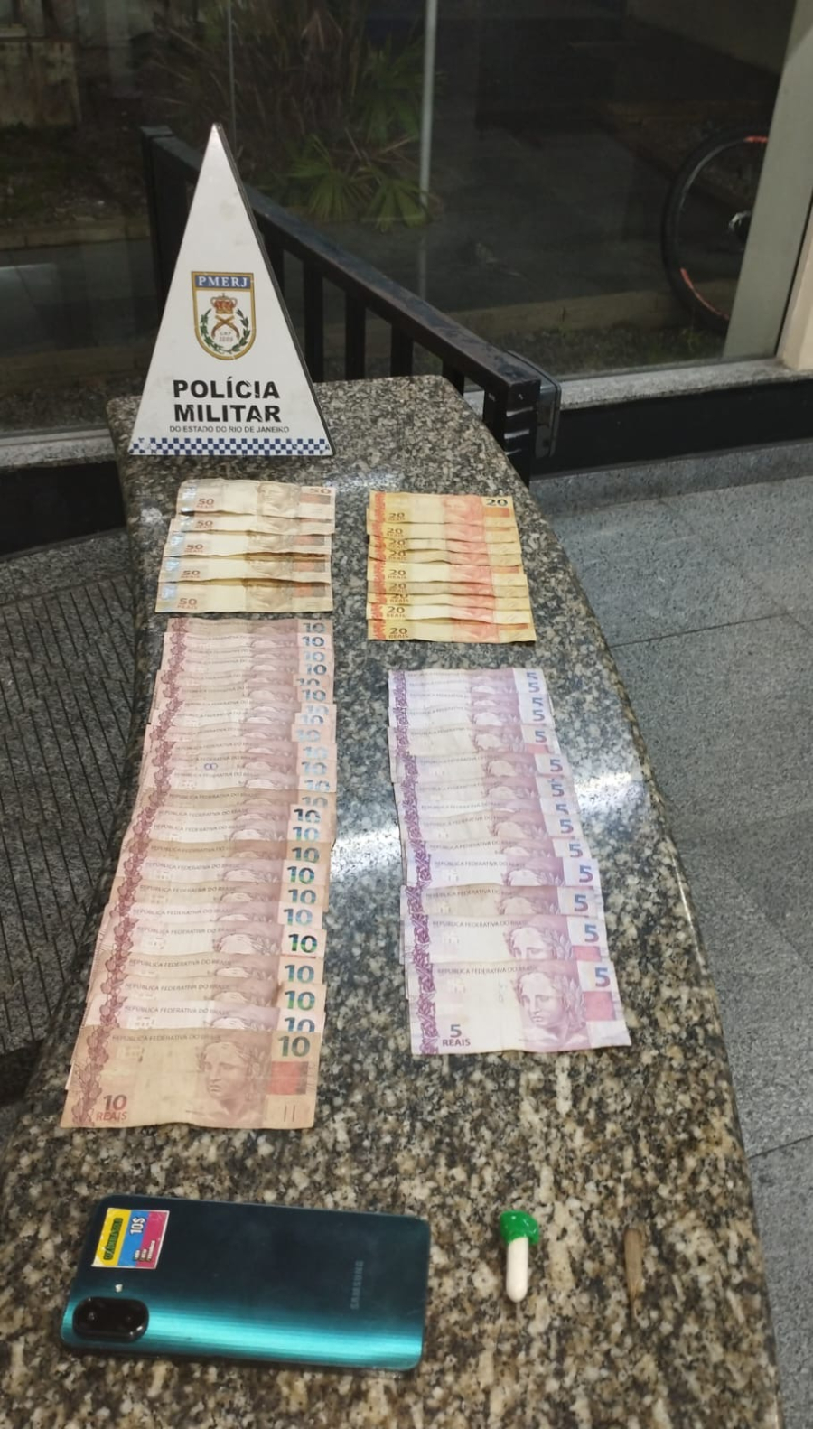 Adolescente é apreendido com drogas e dinheiro em Goitacazes