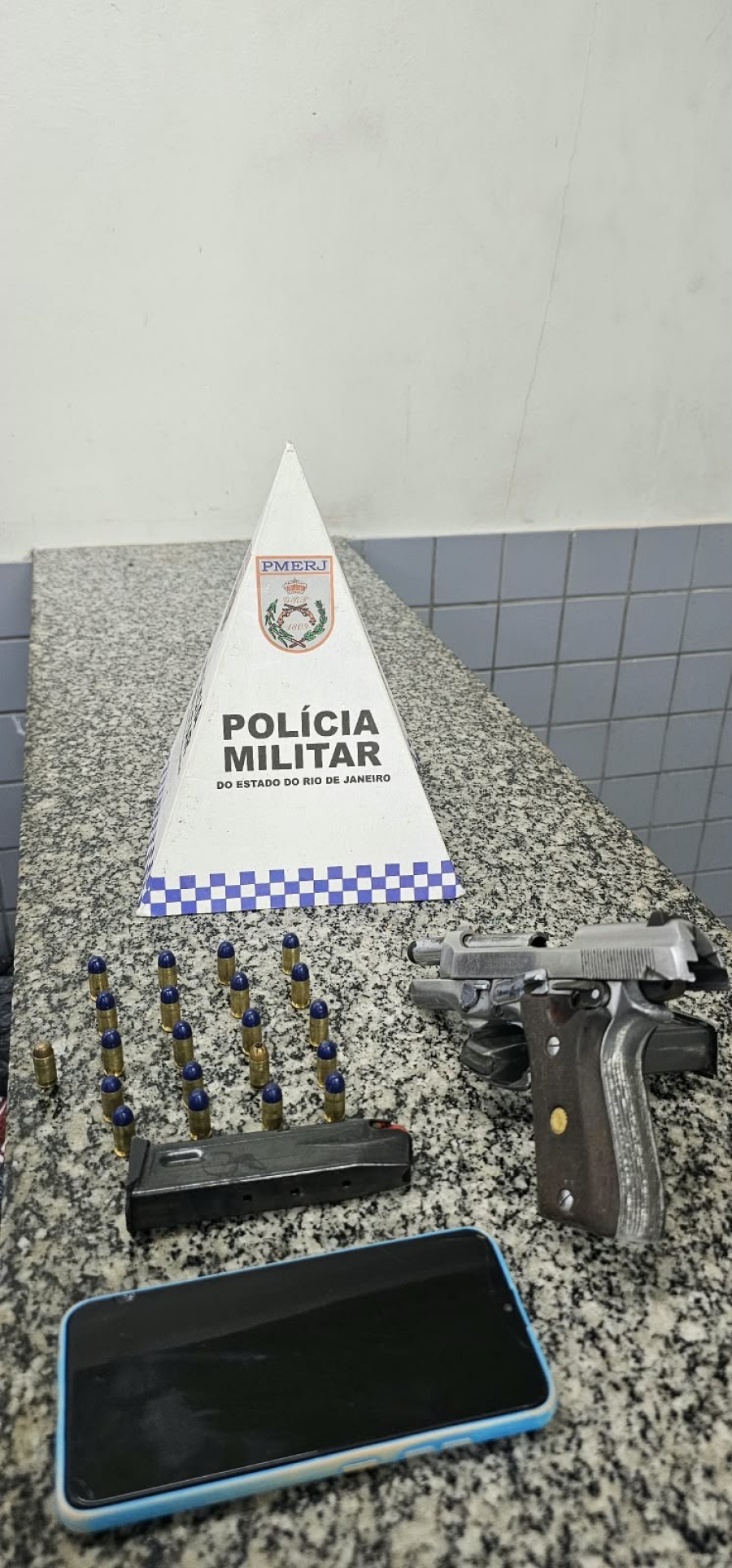 Suspeito é preso com pistola calibre .380 em imóvel usado pelo tráfico em Campos