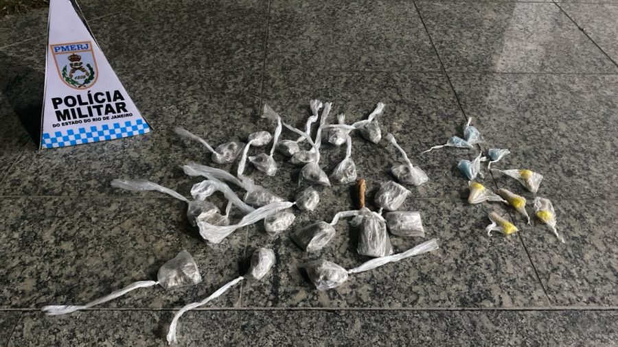 Polícia Militar apreende drogas em terreno baldio no Parque Santa Rosa