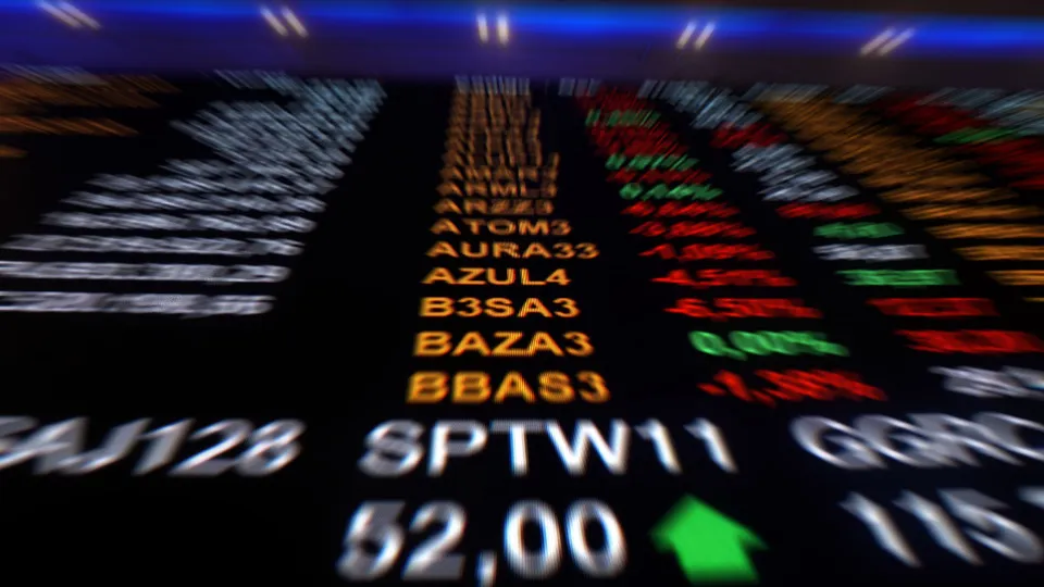 Bolsa cai mais de 1% com disputa eleitoral acirrada e alta do petróleo, enquanto dólar sobe