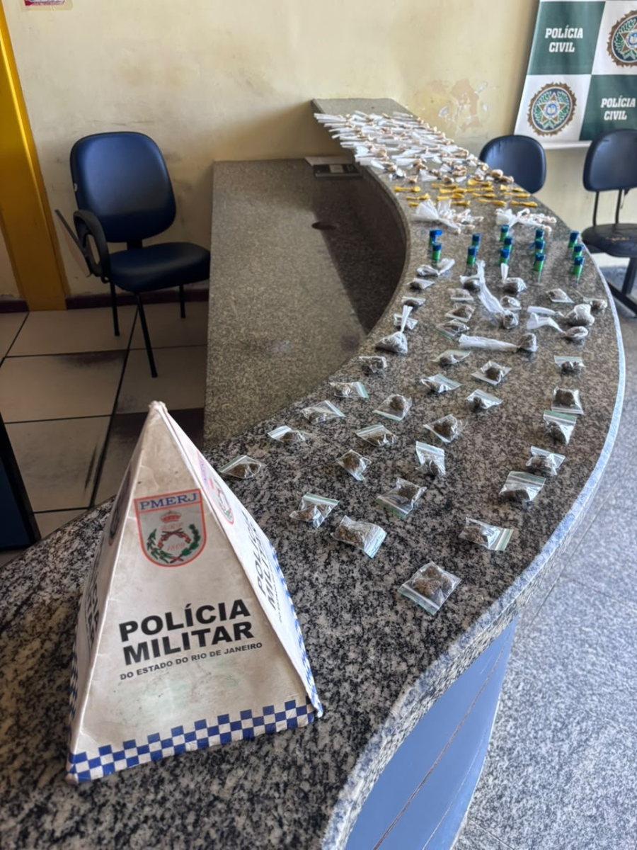 Polícia apreende drogas na Rua da Jaca, no Centro de São Francisco do Itabapoana