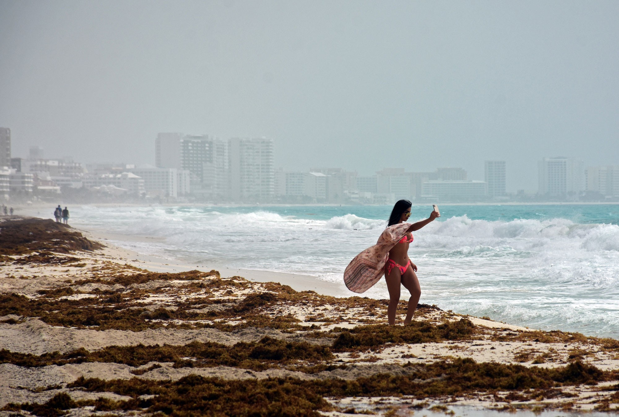 É #FAKE que tsunami com ondas de mais de 30 metros atingiu destino turístico no México; vídeo foi criado com inteligência artificial