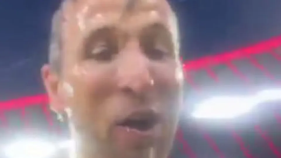 Harry Kane é campeão pela primeira vez e não escapa de 'banho' de cerveja