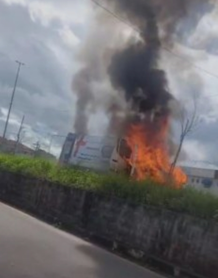 Ambulância pega fogo em Campos e confirma sucateamento da Saúde municipal