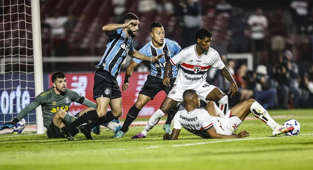São Paulo vira sobre o Grêmio no Morumbis e quebra jejum no Brasileirão