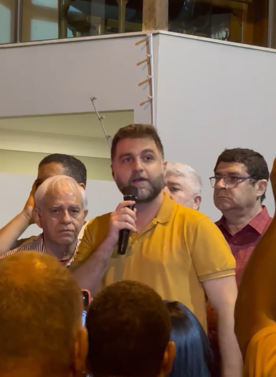 Prefeito tenta se impor com ataques, mas permanece como coadjuvante diante da força política crescente de Rodrigo Bacellar no estado.