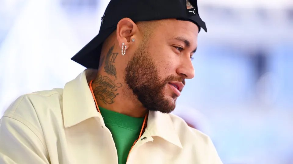 Neymar muda horário de treino para tirar visto e terá encontro com ministro