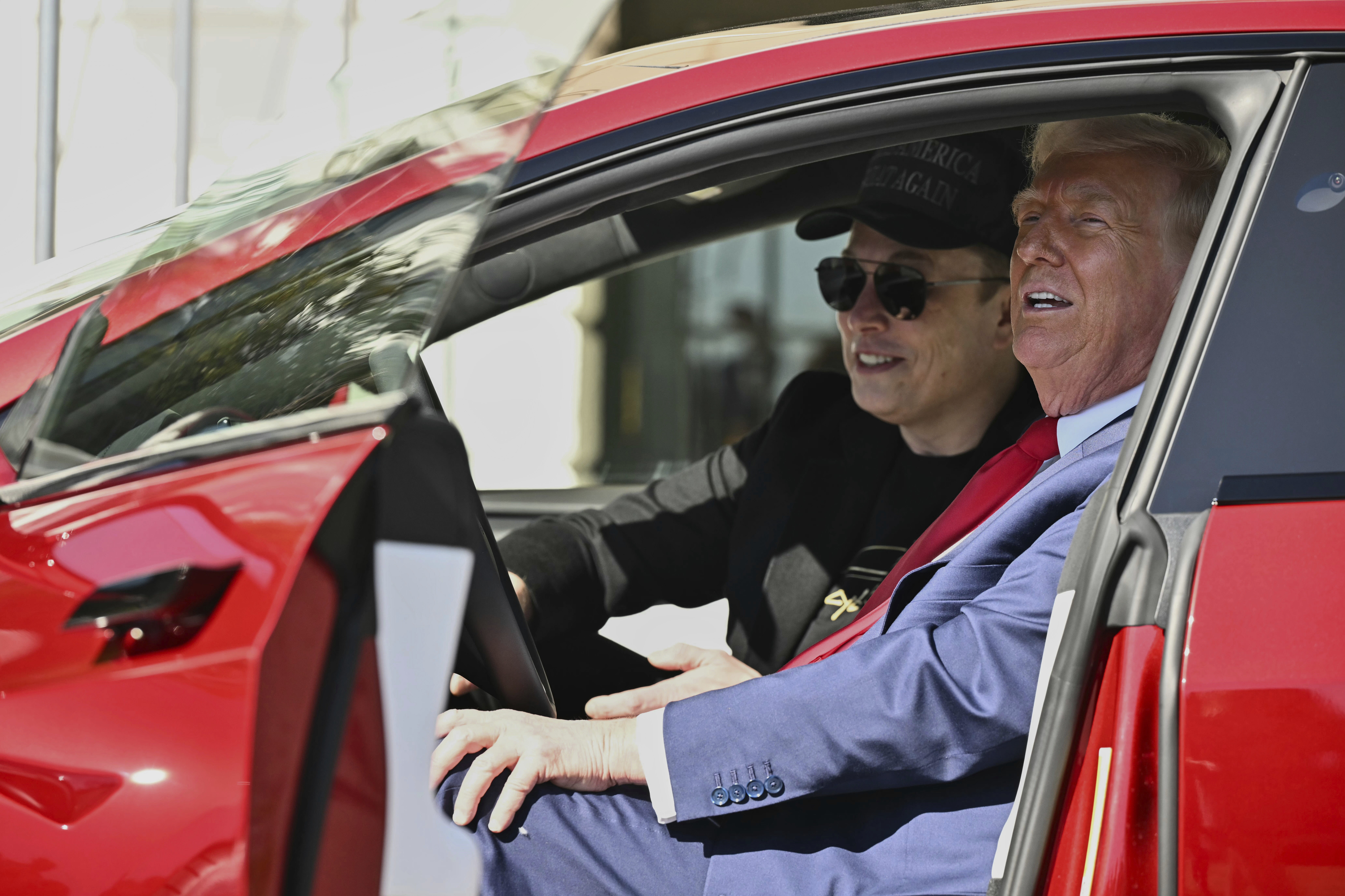 Após briga com Musk, Trump diz que vai ‘se livrar’ do Tesla que comprou