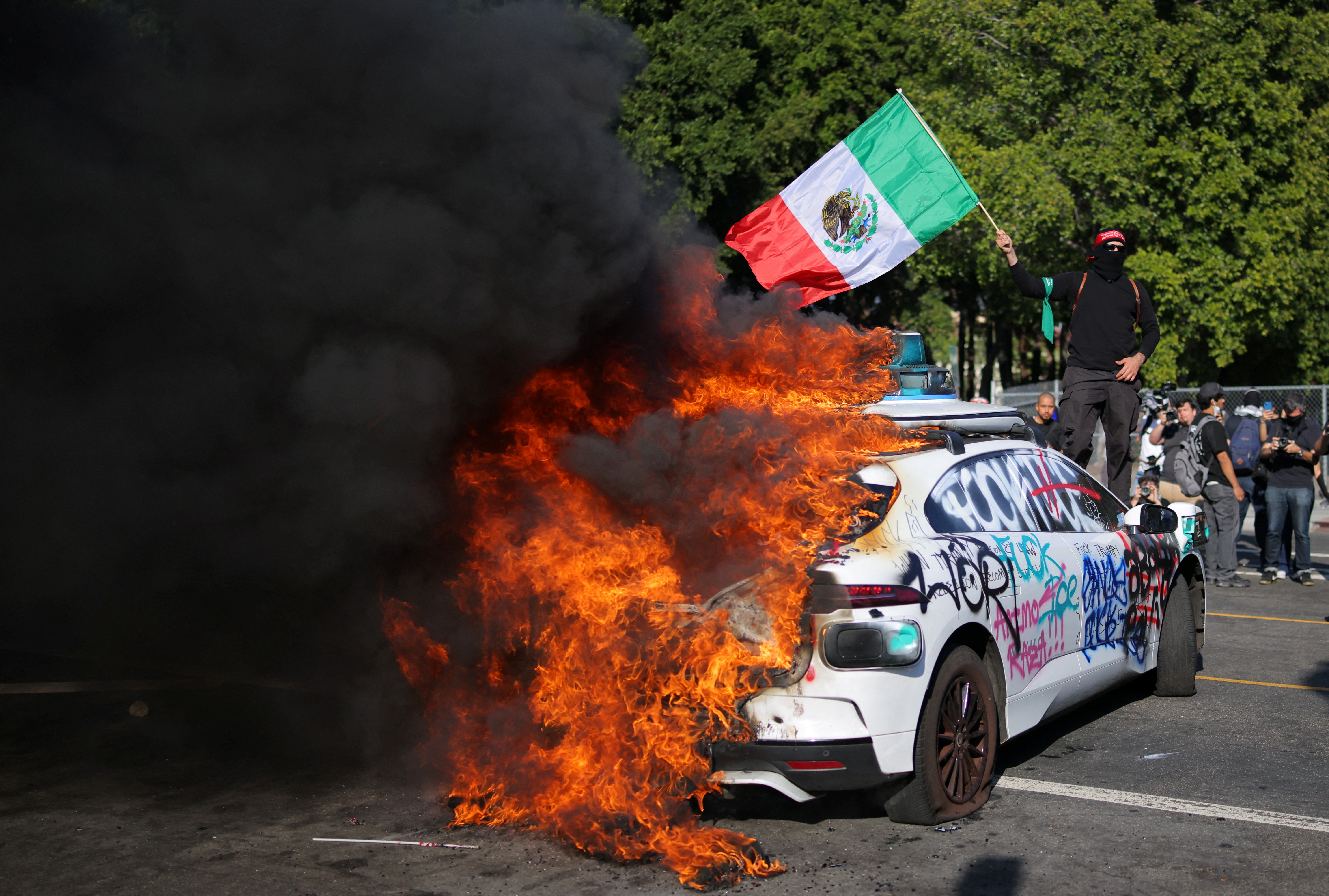 Los Angeles tem novos protestos e confrontos após chegada da Guarda Nacional sob ordem de Trump