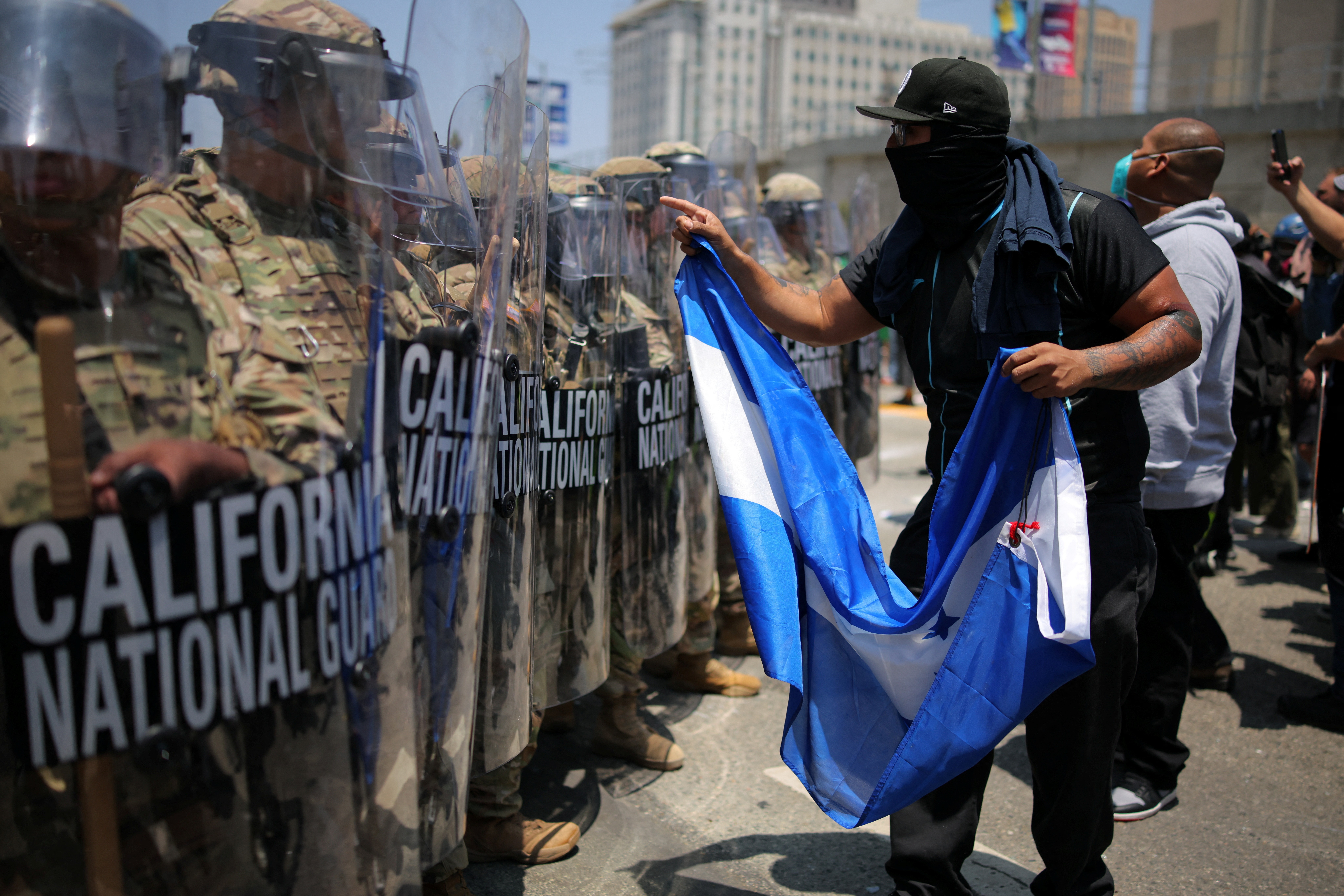 FOTOS: protestos em Los Angeles têm confrontos, fogo em carros e presos