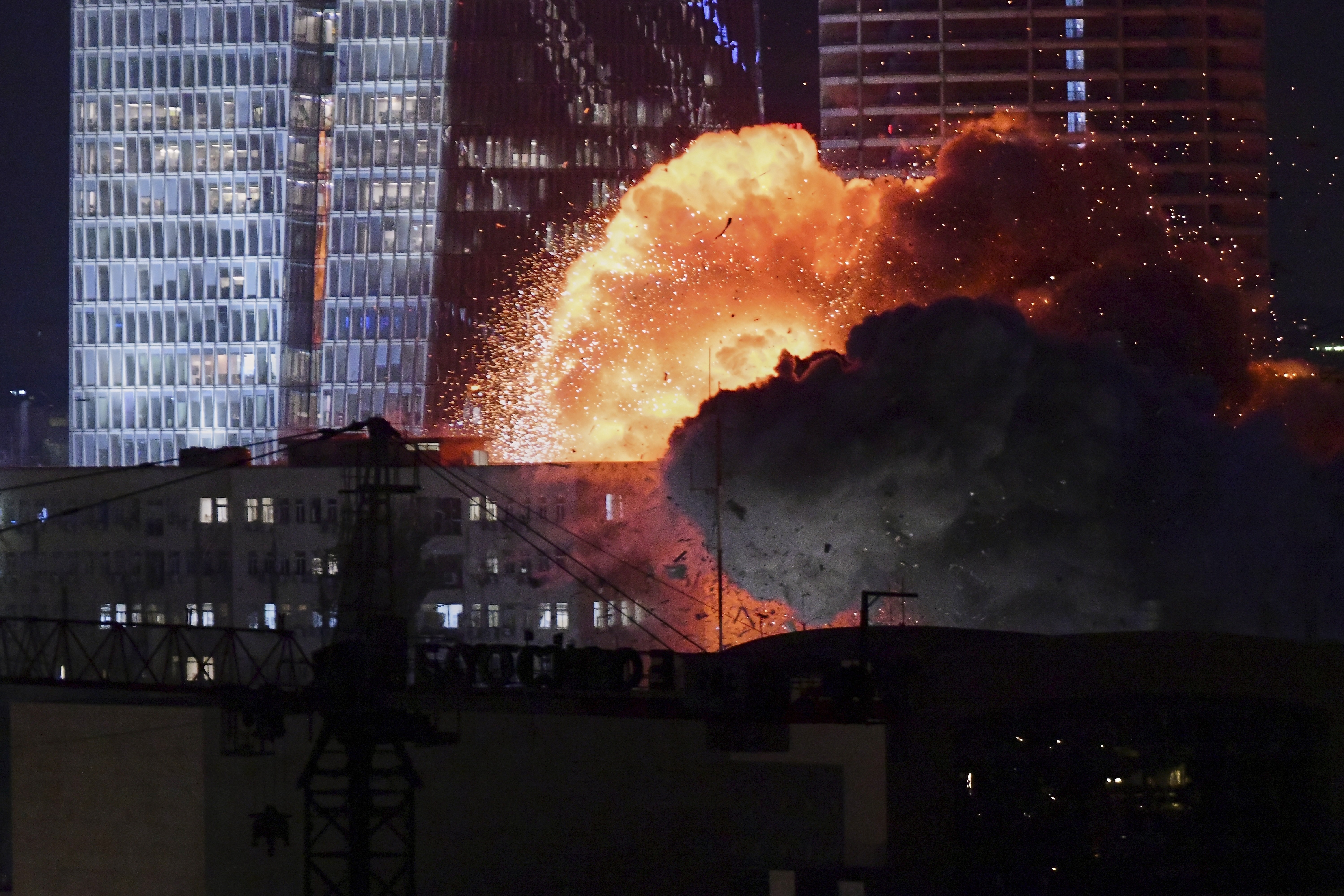 VÍDEOS e FOTOS mostram ataque de mísseis do Irã contra Israel