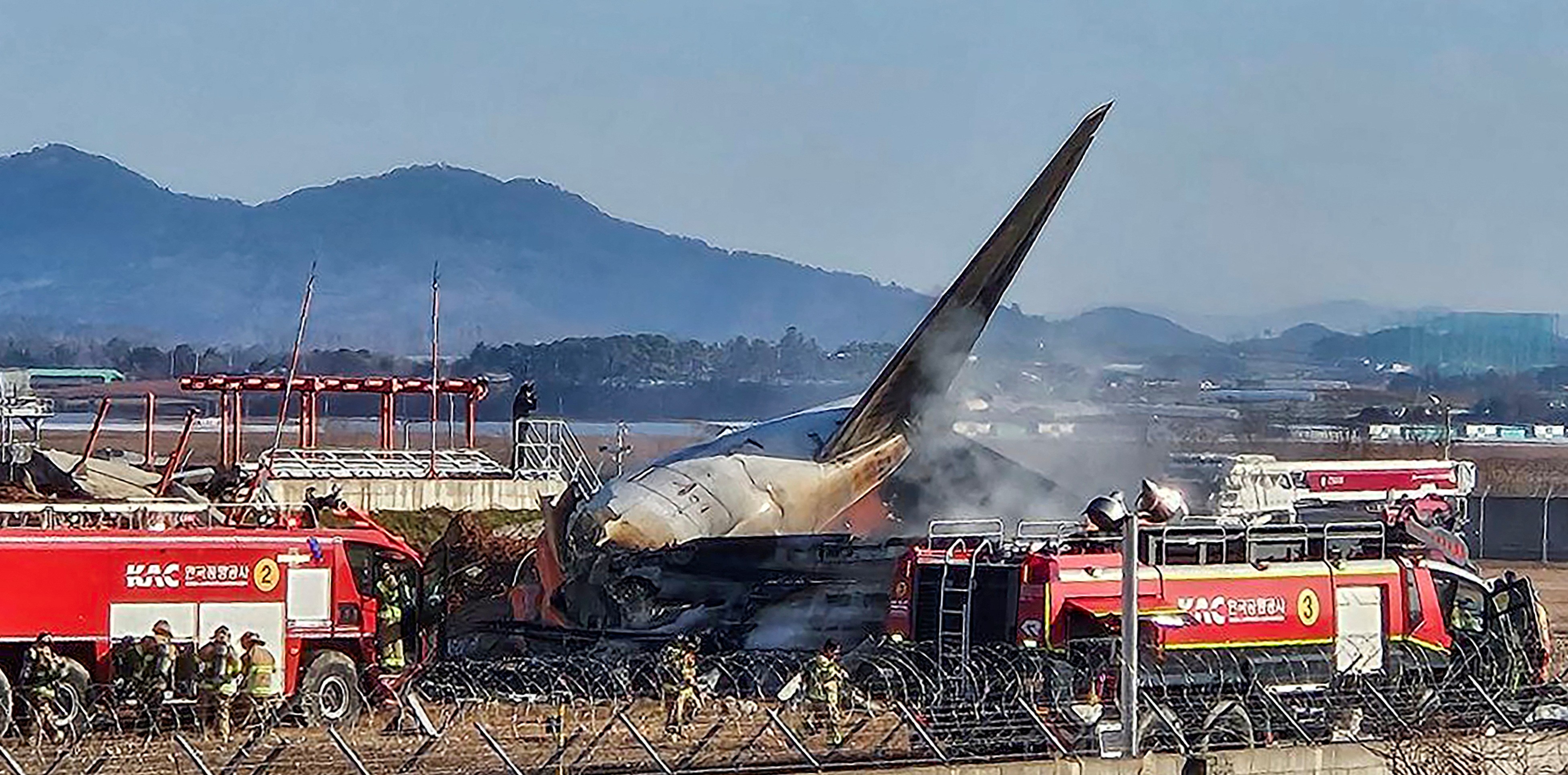 É #FAKE que acidente aéreo na Coreia do Sul em 2024 ocorreu na decolagem; Boeing se chocou contra muro após pousar
