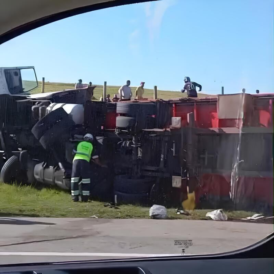 Carreta carregada de energéticos tomba na BR-101 em Campos  dos Goytacazes