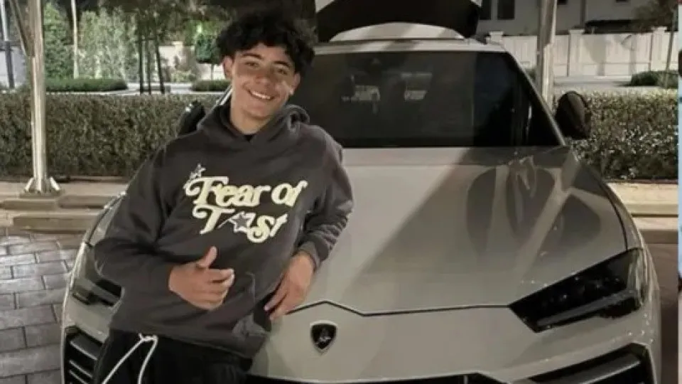 Aos 15 anos, filho de Cristiano Ronaldo ganha Lamborghini de R$ 1,65 mi